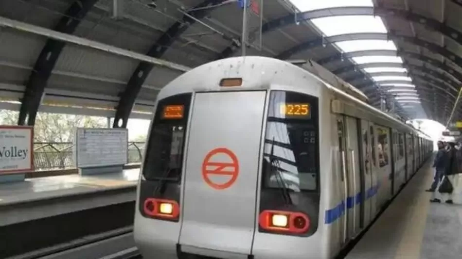 दिल्ली मेट्रो में सफर के दौरान यात्रियों को मिली छूट, शराब की दो बोतलों के साथ कर सकेंगे यात्रा