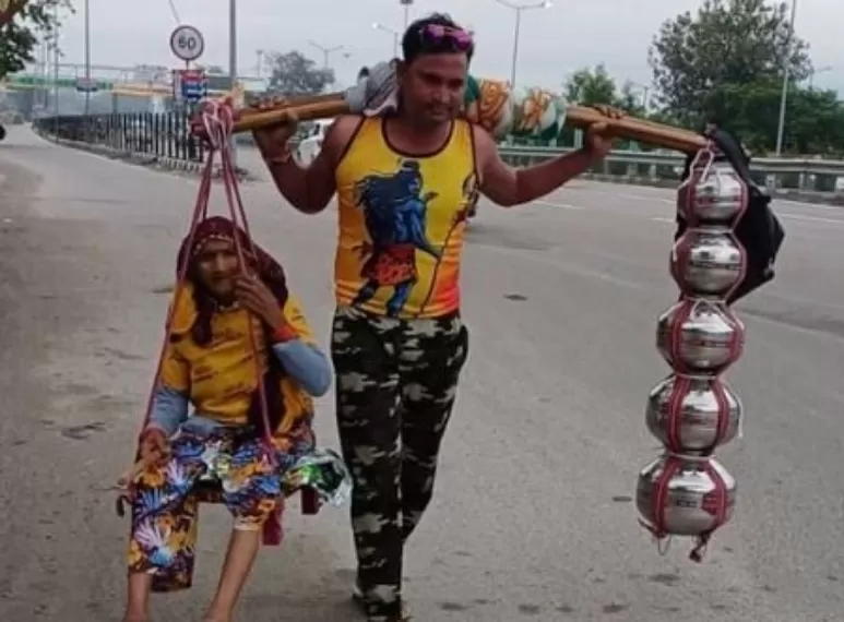 आधुनिक युग का श्रवण कुमार बना देव....सौ साल की मां को कांवड़ पर बैठाकर करवाई यात्रा...हर कोई कर रहा तारीफ