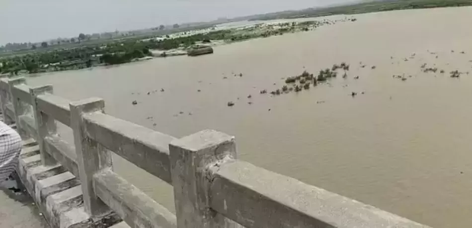 अजब गजब: उफनती नदी में कूदकर जान देने का कर रहा था ड्रामा, प्रेमिका ने दे दिया धक्का