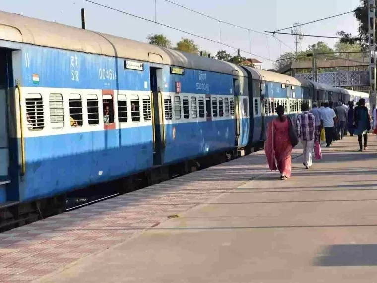 ट्रेन में यात्रा करने वालों को किराए में मिलेगी छूट, जानें क्या है रेलवे का प्रस्ताव