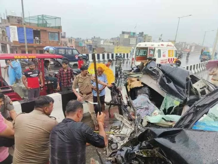 दिल्ली मेरठ एक्सप्रेसवे पर गलत दिशा से आ रही स्कूल बस से टीयूवी कार की जबरदस्त टक्कर, 6 की मौत