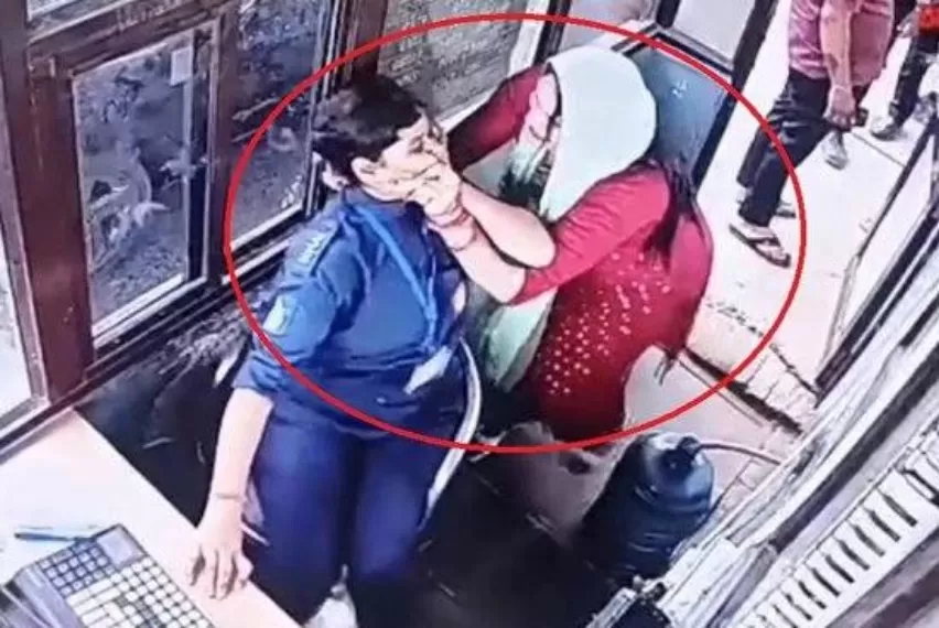 टोल टैक्स मांगने पर दबंग महिला ने टोलकर्मी महिला को बूथ में घुसकर मारा