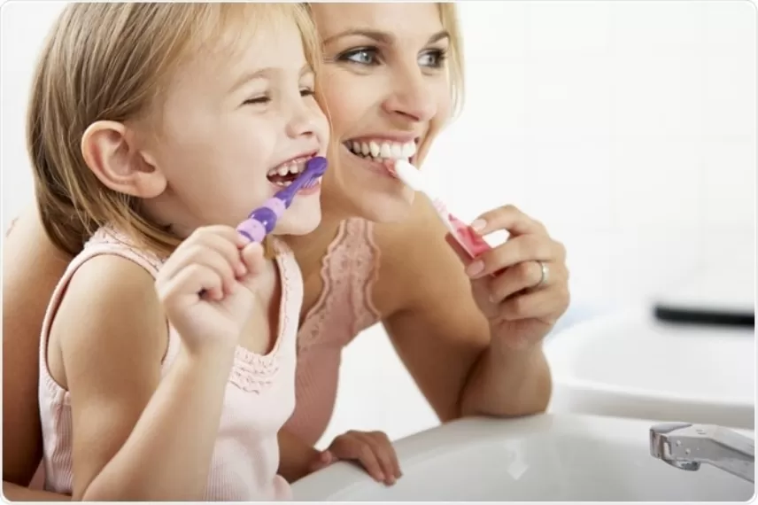 ब्रश करते वक्त गलती से भी ना करें ये काम, उम्र से पहले झड़ने लगेंगे दांत