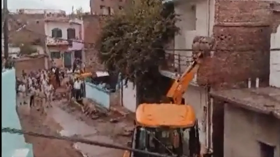 शर्मनाक: 11 साल की मासूम के साथ सामूहिक दुष्कर्म, आरोपियों के घर पर चलाया बुल्डोजर, मासूम की हालत नाजुक