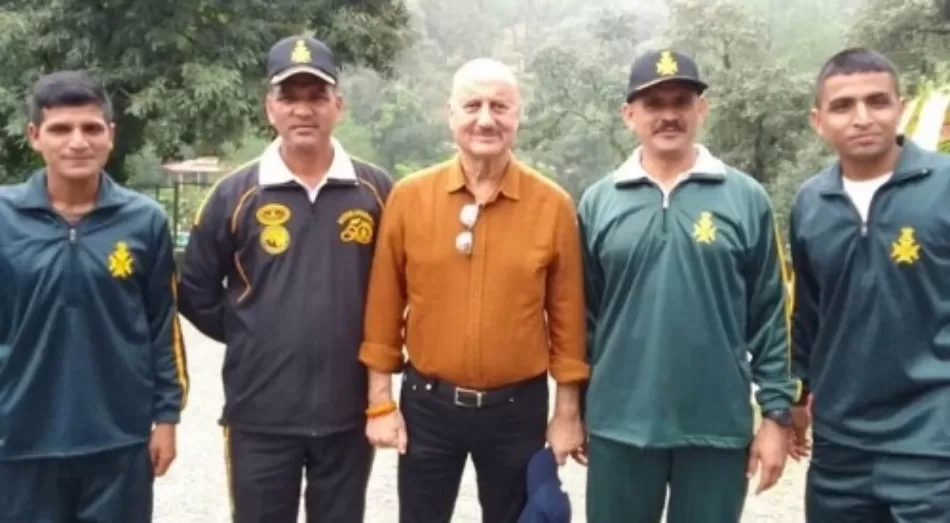 उत्तराखंड की वादियों में पहुंचे अभिनेता अनुपम खेर, सेल्फी के लिए फैंस की लगी भीड़