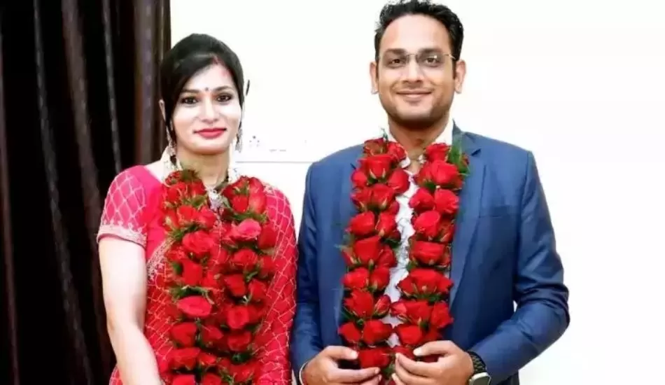अफसर जोड़ी का सादगीपूर्ण विवाह, सिर्फ 2 हजार के खर्चे में हुई IAS संग IPS की शादी