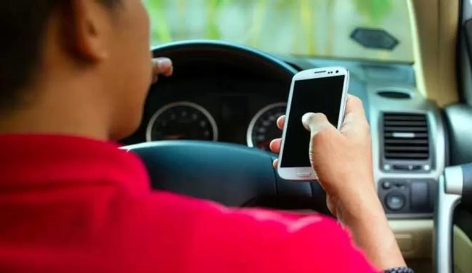 कार चलाते हुए फोन पर करते हैं बात, तो हो जाएं सावधान, वरना सीज हो सकता है मोबाइल