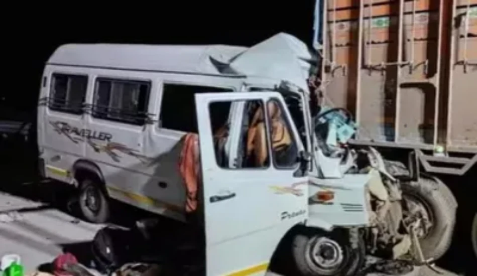 दुखद: महाराष्ट्र के समृद्धि एक्सप्रेसवे पर ट्रक से टकराई मिनी बस, 12 लोगों की मौत, 23 लोग घायल
