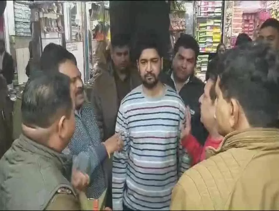 स्कूटी हटाने के विवाद में दो समुदाय भिड़े , व्यापारी की पिटाई