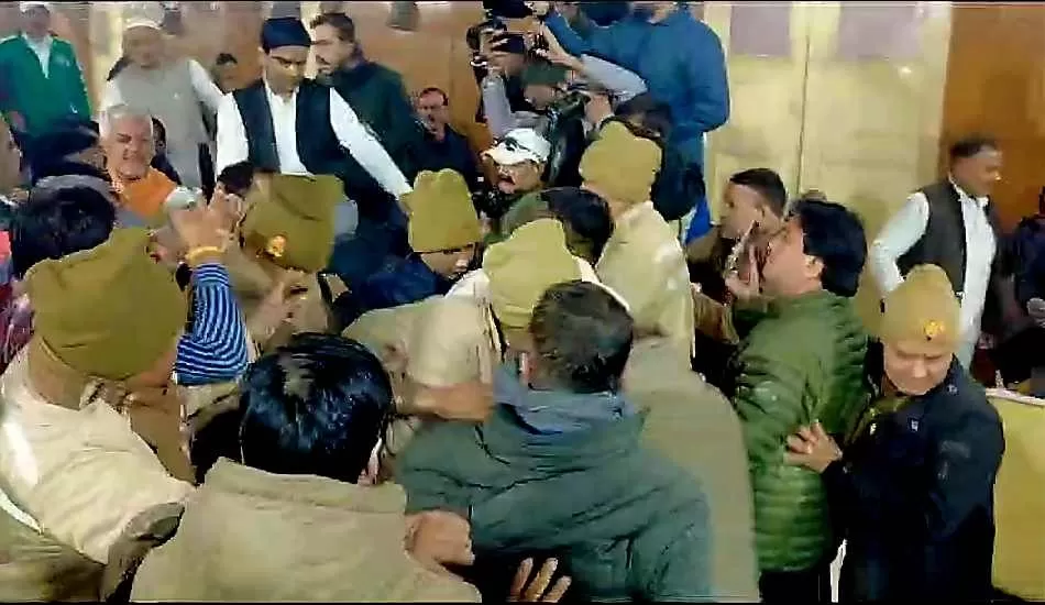 भाजपाइयों ने सपा, बसपा और एआईएमआईएम के  पार्षदों को दौड़ा-दौड़ा कर पीटा 
