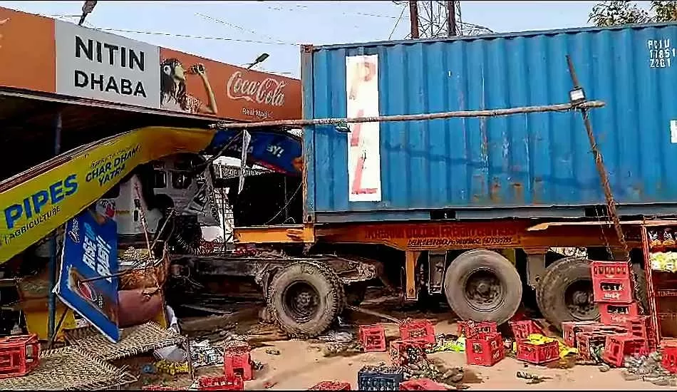 कार को उड़ाकर ढाबे में घुसा ट्रक, स्कूटी सवार छात्रा को बचाने के चक्कर में हुआ हादसा