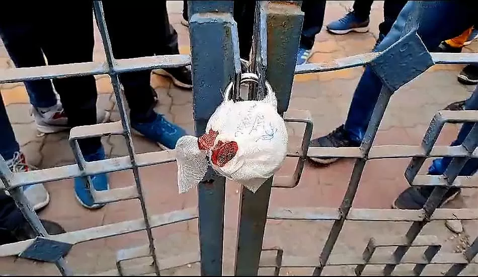मेरठ नगर निगम का गजब कारनामा, यूपी रोडवेज एआरएम सहित 40 कर्मचारियों को ऑफिस के अंदर बंद कर बाहर से लगा दी सील