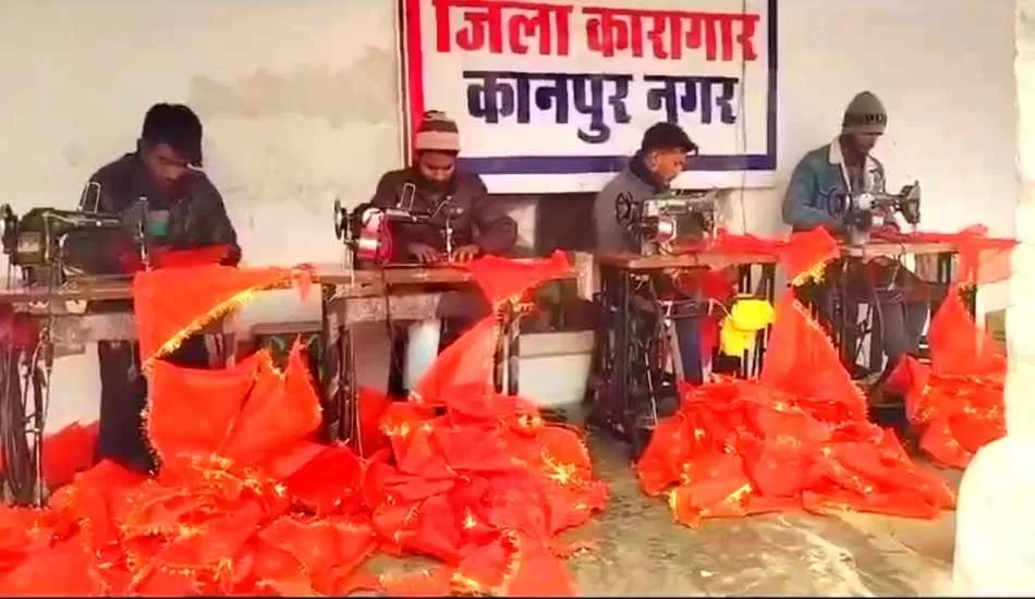 22 जनवरी को अयोध्या में प्राण प्रतिष्ठा समारोह के लिए जेल के कैदी बना रहे "राम पताका"