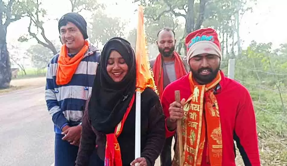 सर पर हिजाब और हाथो में रामध्वज पकडे मुंबई की शबनम शेख अयोध्या के लिए पैदल ही निकली 