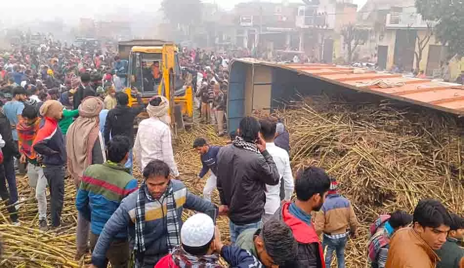 गणतंत्र दिवस का जश्न मना रहे बाइक सवार युवको पर गन्ने से भरा ओवरलोड ट्रक पलटा, एक की मौत 
