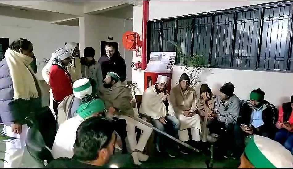 बाइक का चालान किया तो भाकियू ने थाने में डाला डेरा , जमकर किया हंगामा