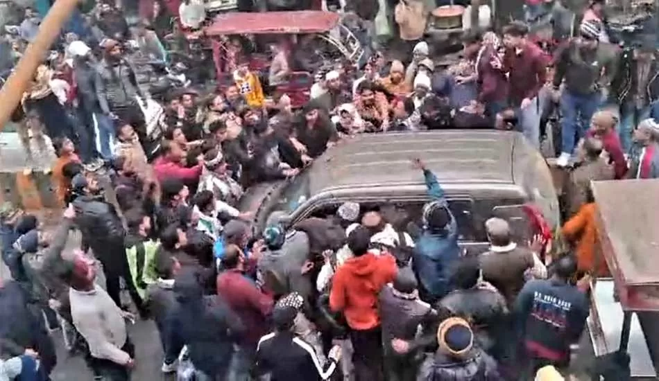 रोड रेज के चलते बेकाबू भीड़ ने कार सवार को पीटा, पुलिस आरोपियों की शिनाख्त में जुटी