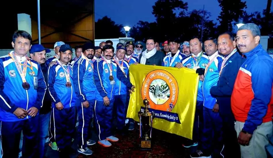 मुख्यमंत्री पुष्कर सिंह धामी ने फुटबॉल खिलाड़ियों को किया सम्मानित