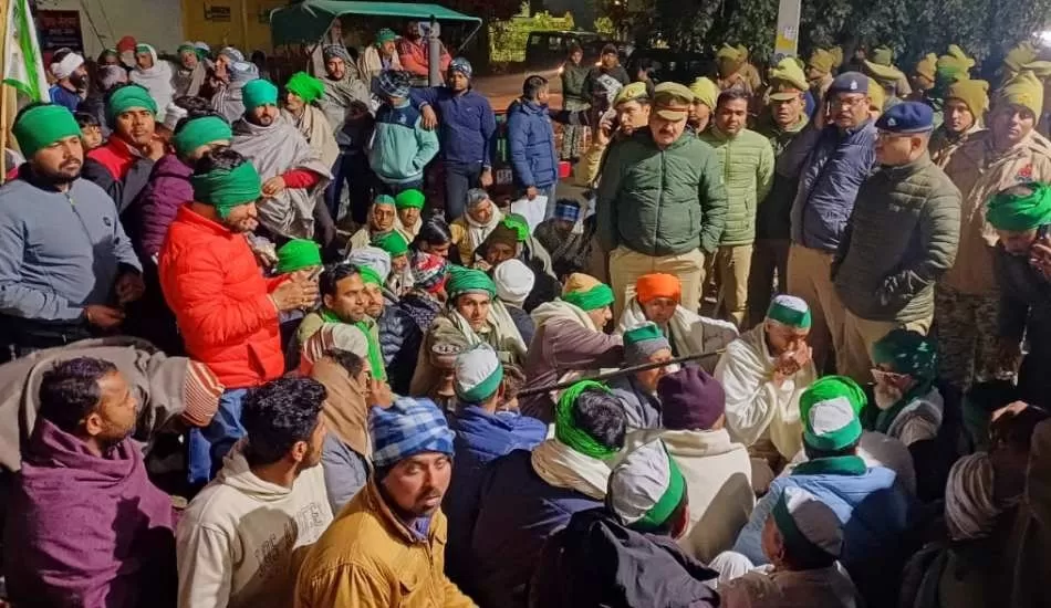 भाकियू कार्यकर्ता की बाइक का चालान बना बड़ा मुद्दा, भाकियू ने थाने के अंदर दिया धरना , जमकर हंगामा