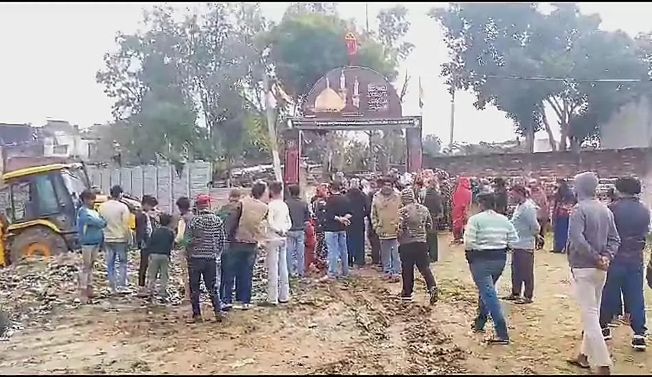  दरगाह पर बुलडोजर चलाने गई नगर निगम की टीम को दौड़ाया, भारी हंगामा