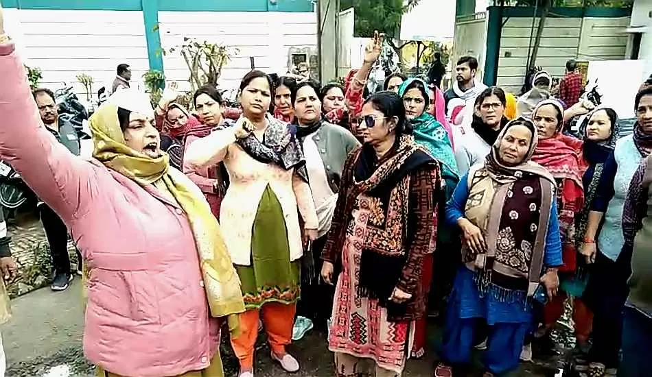 ओयो होटल में हो रही अय्याशी के खिलाफ एसएसपी ऑफिस पर महिलाओं का हंगामा 