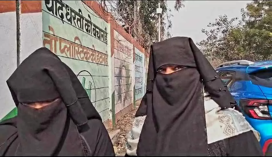 मनचले ने सड़क पर युवती को रोक कर मांगा मोबाइल नंबर, विरोध किया तो पूरे परिवार को बुरी तरह से पीटा