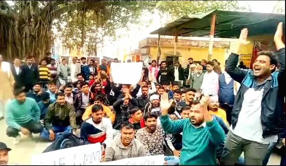 यूपी पुलिस भर्ती परीक्षा के पेपर लीक की खबरों के चलते छात्रों का प्रदर्शन