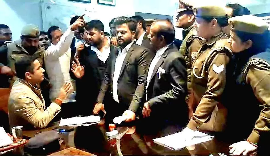 सीओ ने लगाई वकीलों की क्लास कहा डेकोरम करे मेंटेन