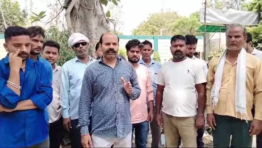 दलित छात्रों पर हमले के विरोध में दलित समाज ने घेरा SSP ऑफिस