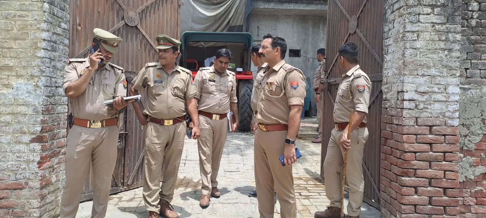 आरोपी को पकड़ने गई पुलिस टीम पर हमला एक घायल