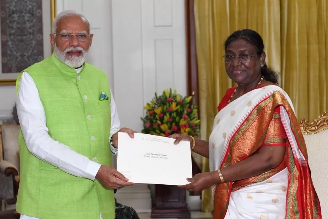 PM Modi: राष्ट्रपति भवन पहुंचे प्रधानमंत्री नरेंद्र मोदी, सौंपा इस्तीफा