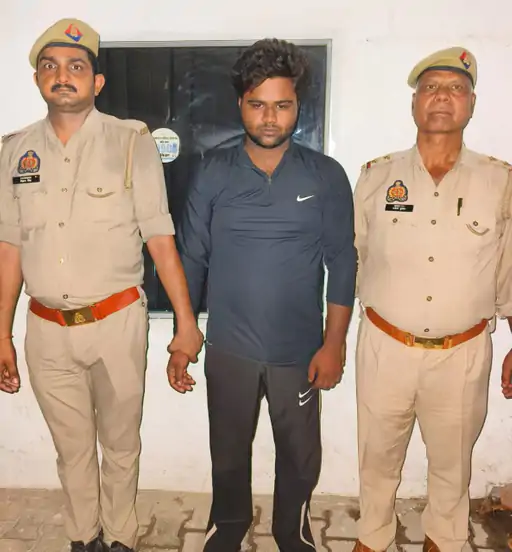Encounter: सर्राफा कारोबारी को लूटने वाले तीन बदमाश दबोचे गए