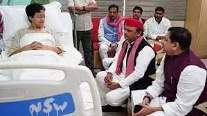 Delhi : आतिशी से मिलने अस्पताल पहुंचे अखिलेश यादव