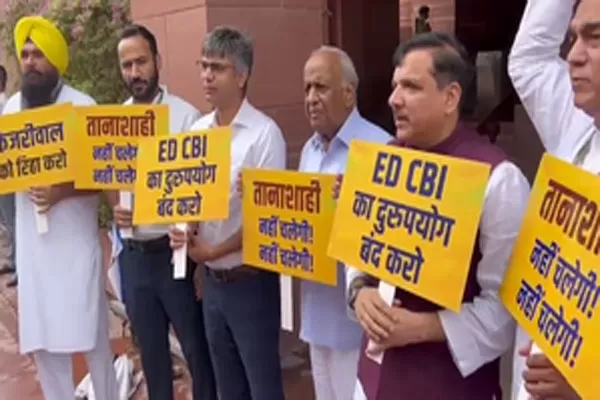 Demonstration: केजरीवाल की गिरफ्तारी के खिलाफ संसद भवन परिसर में प्रदर्शन
