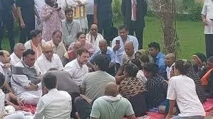 Hathras stampede : पीड़ितों के घर पहुंचे राहुल गांधी, दी सांत्वना
