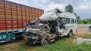 Accident: ट्रक से टकराई ट्रैवलर, दो  की मौत, 12 घायल