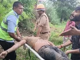 Muzaffarnagar: खतौली हाईवे पर दो बस पलटी, चालक की मौत, 25 घायल