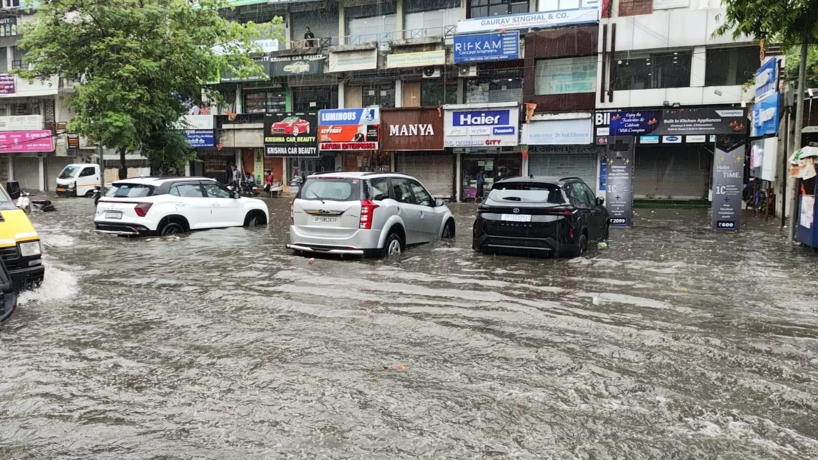 Meerut: सुबह से हो रही बारिश से कई जगह हुआ जलभराव