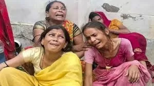 Hathras Stampede: हाथरस मामले में एसडीएम-सीओ समेत छह सस्‍पेंड