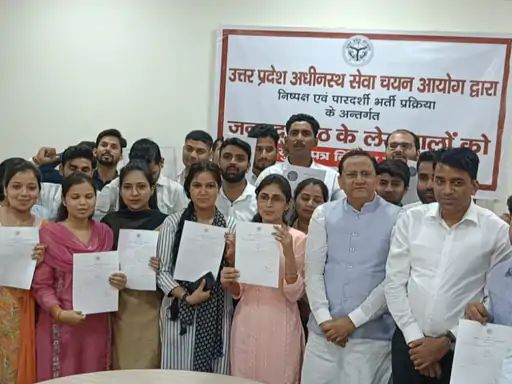 Meerut : जनपद को मिले 53 नए लेखपाल, एमएलसी ने बांटे नियुक्ति पत्र