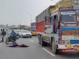 Meerut: ट्रक ने मां-बच्चे को रौंदा, दोनों की मौत, ससुर घायल