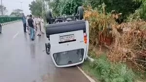 Accident : पंचकूला में सड़क पर उलट गई चलती स्कूल वैन