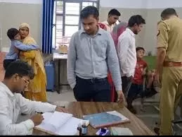 Muzaffarnagar: अनियंत्रित होकर पलटी स्कूल वैन, 10 बच्चे घायल
