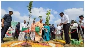 UP: सीएम योगी ने शुरू किया पौधरोपण जन अभियान