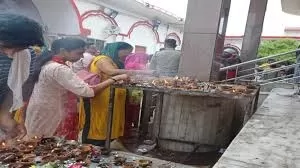 Baghpat: सावन के पहले सोमवार को पुरा महादेव मंदिर में उमड़े भक्त