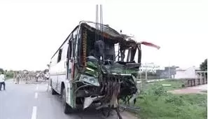 Road Accident: दो बसों की टक्कर में चार यात्रियों की मौत, 50 घायल