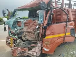 Road Accident: खड़ी गाड़ी से भिड़ा अनियंत्रित कैंटर, हेल्पर की मौत