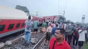 Train Accident: झारखंड में हावड़ा-मुंबई मेल के 18 डिब्बे हुए बेपटरी