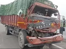 Ghaziabad: ईस्टर्न पेरीफेरल वे पर चार ट्रक आपस में टकराए