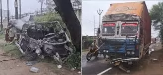 Accident: खड़े ट्रक से भिड़ी तेजगति कार, 5 की मौत